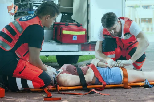 Девушке оказывают помощь медики